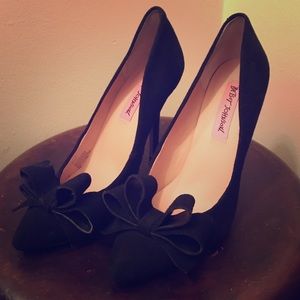 Betsey Johnson Black Suede Bow Front Pumps